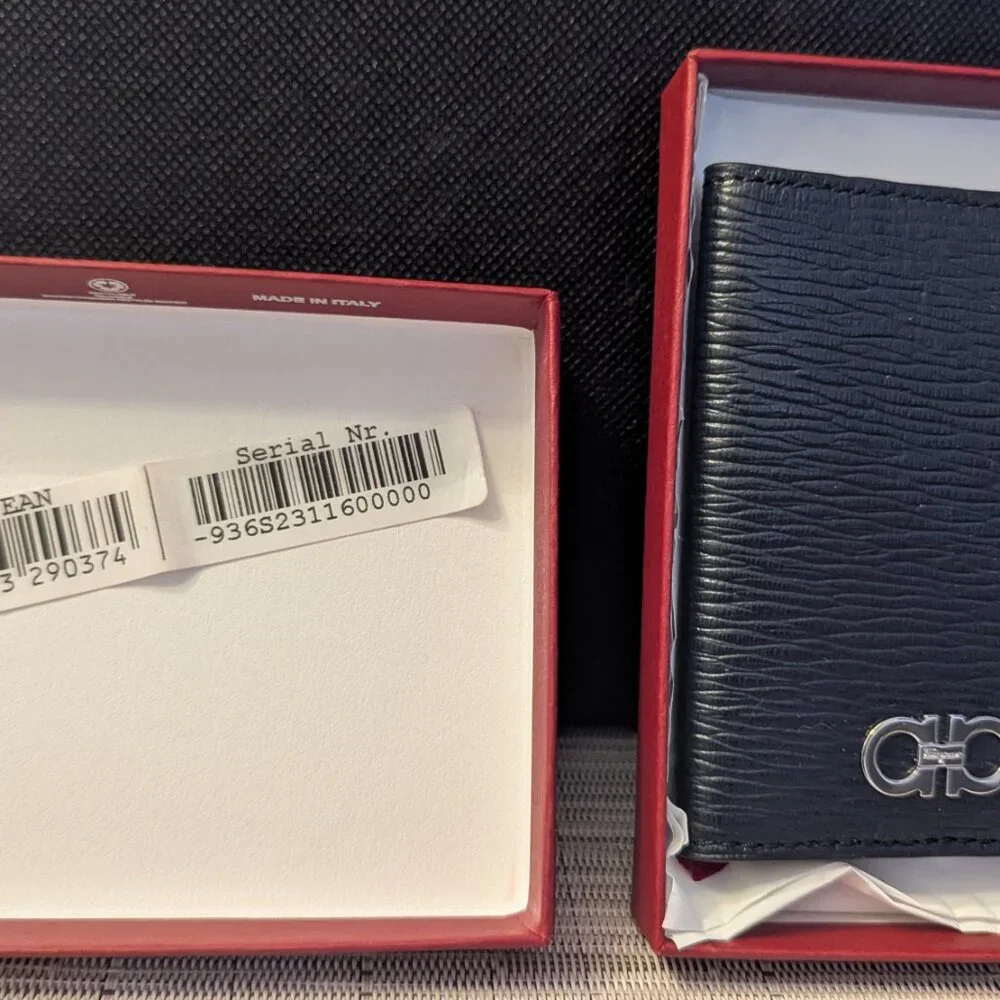 BRAND NEW!! SALVATORE FERRAGAMO GANCINO CREDIT CARD HOLDERALLET SLIM